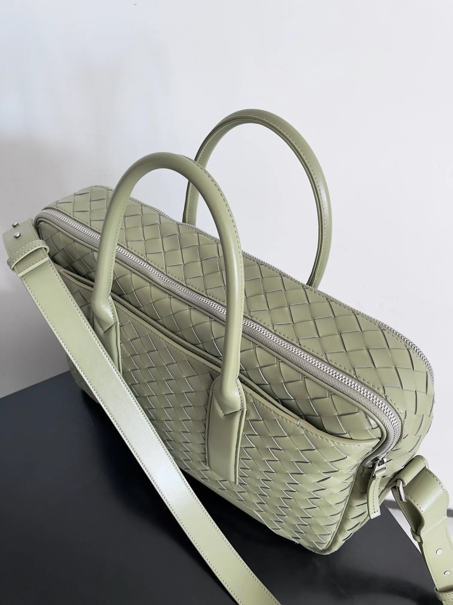 Batch 2720 Have you ever seen a briefcase that can be carried on your back? [Wit][Wit] BOTTEGA VENETA men's GETAWAY large briefcase. The practicality of being able to be carried on the back is indeed one of its major selling points. The design of the shoulder straps will not feel cumbersome even if worn for a long time. Whether it is a business meeting or daily diligence, you can do it with ease. Style number: 766361 Size: 39*28.5*8cm